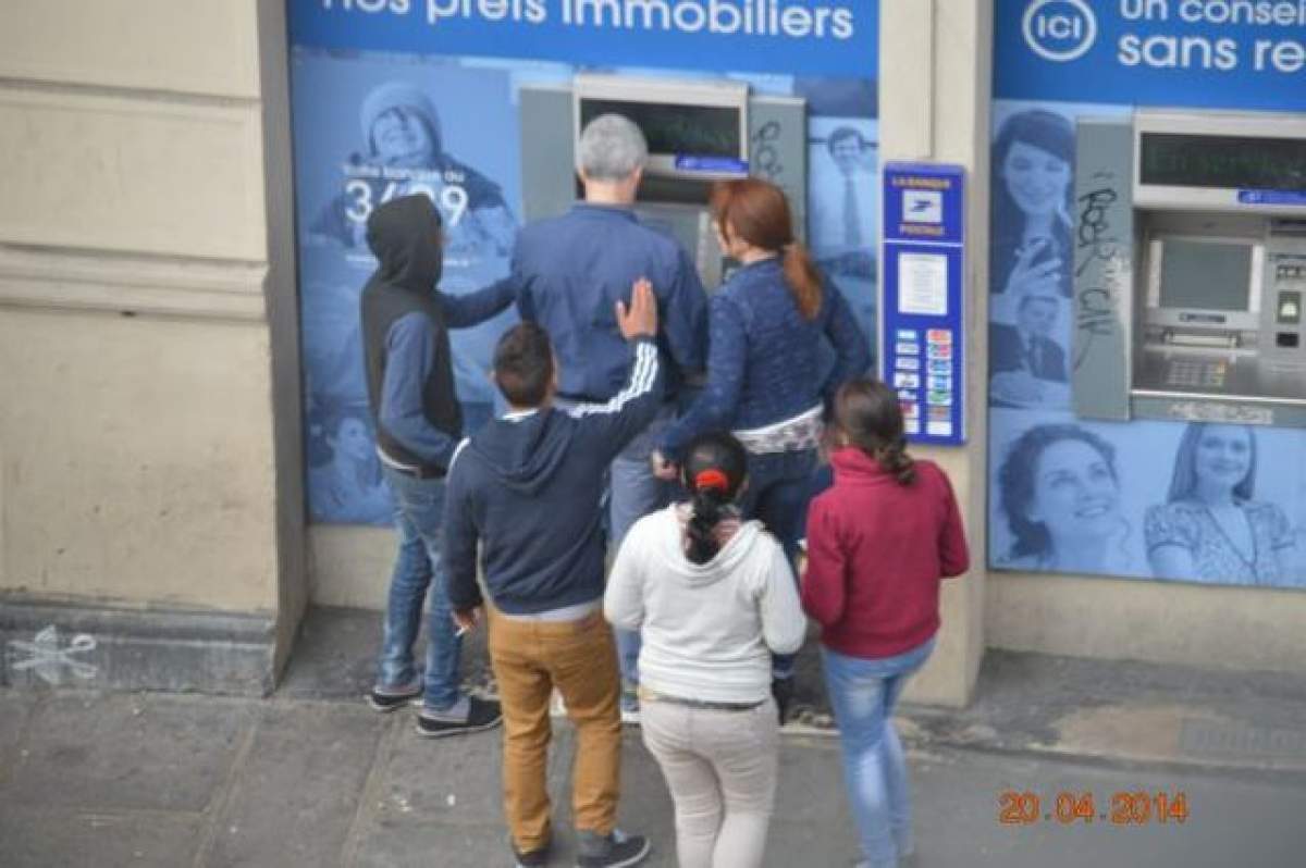 S-au adunat ca o haită de lupi în jurul lui! Câţiva copii de etnie rromă au agresat un bărbat în Paris, în timp ce scotea bani de la un ATM!