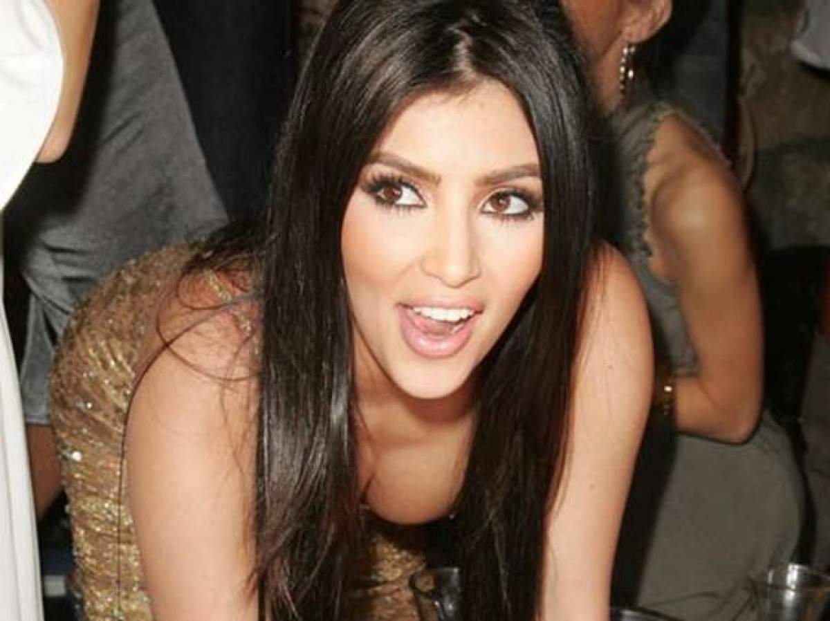 S-a făcut de tot râsul! Blugii purtaţi de Kim Kardashian au stârnit dezgustul tuturor!