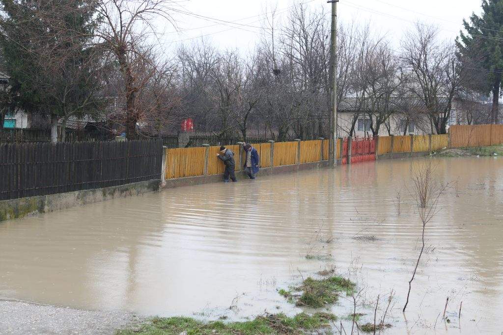 Inundaţiile au "lovit" şi vedetele! Casa unchiului Ginei Pistol, luată pe sus de viitură!