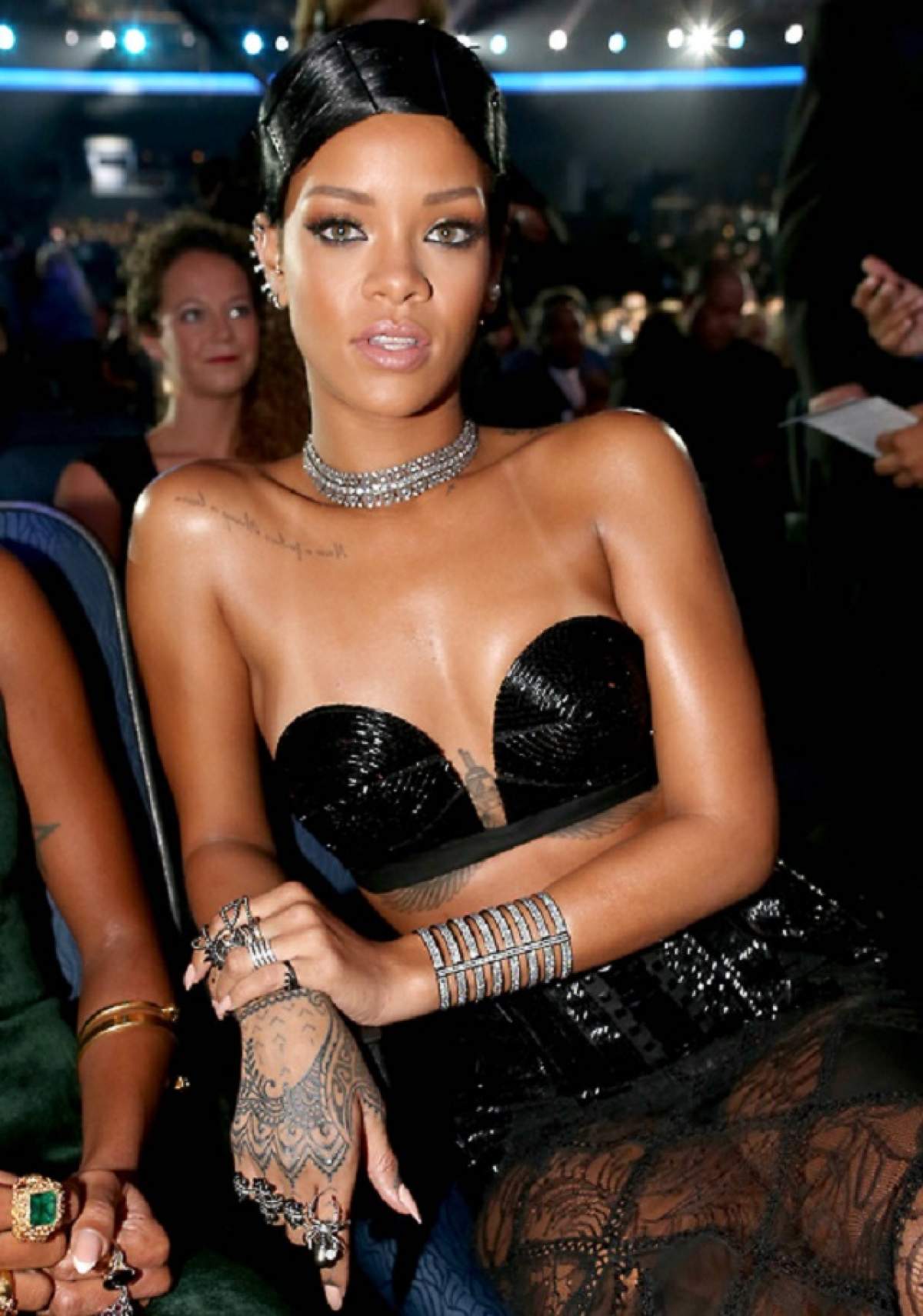 Rihanna s-a dezbrăcat din nou! Uite cum a pozat pentru o revistă celebră