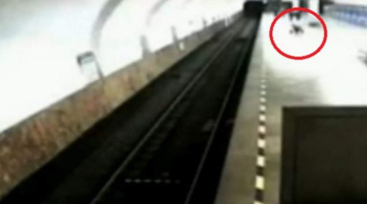 VIDEO ŞOCANT O mamă îşi împinge copilul în faţa metroului! Scena îngrozitoare a fost filmată de camerele de supraveghere