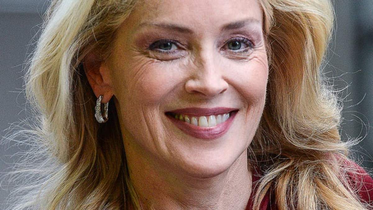 A făcut atac vascular cerebral? Sharon Stone a fost internată într-un spital din Brazilia!