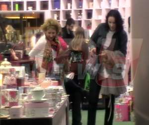 Shoppingul, pasiunea mea! Uite cum se comportă Andreea Marin într-un magazin de cosmetice!
