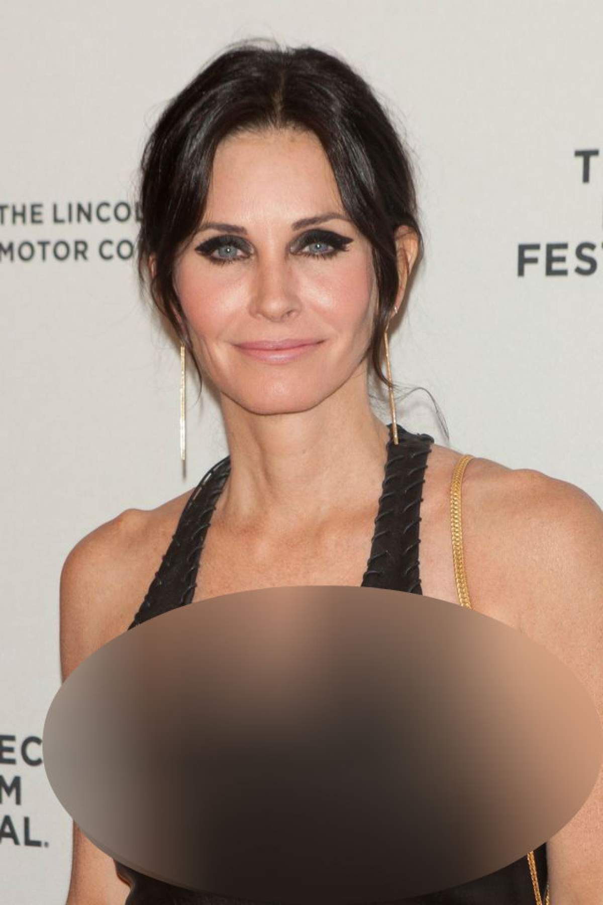 Are 49 de ani şi sâni de adolescentă!  Courteney Cox, cu sfârcurile la vedere pe covorul roşu