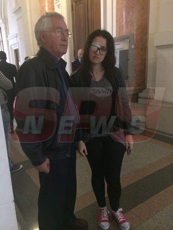 EXCLUSIV Vrăjitoarea Elena îşi apără odraslele bătăuşe! Mama pistolarului din Militari, la braţ cu fiicele penale