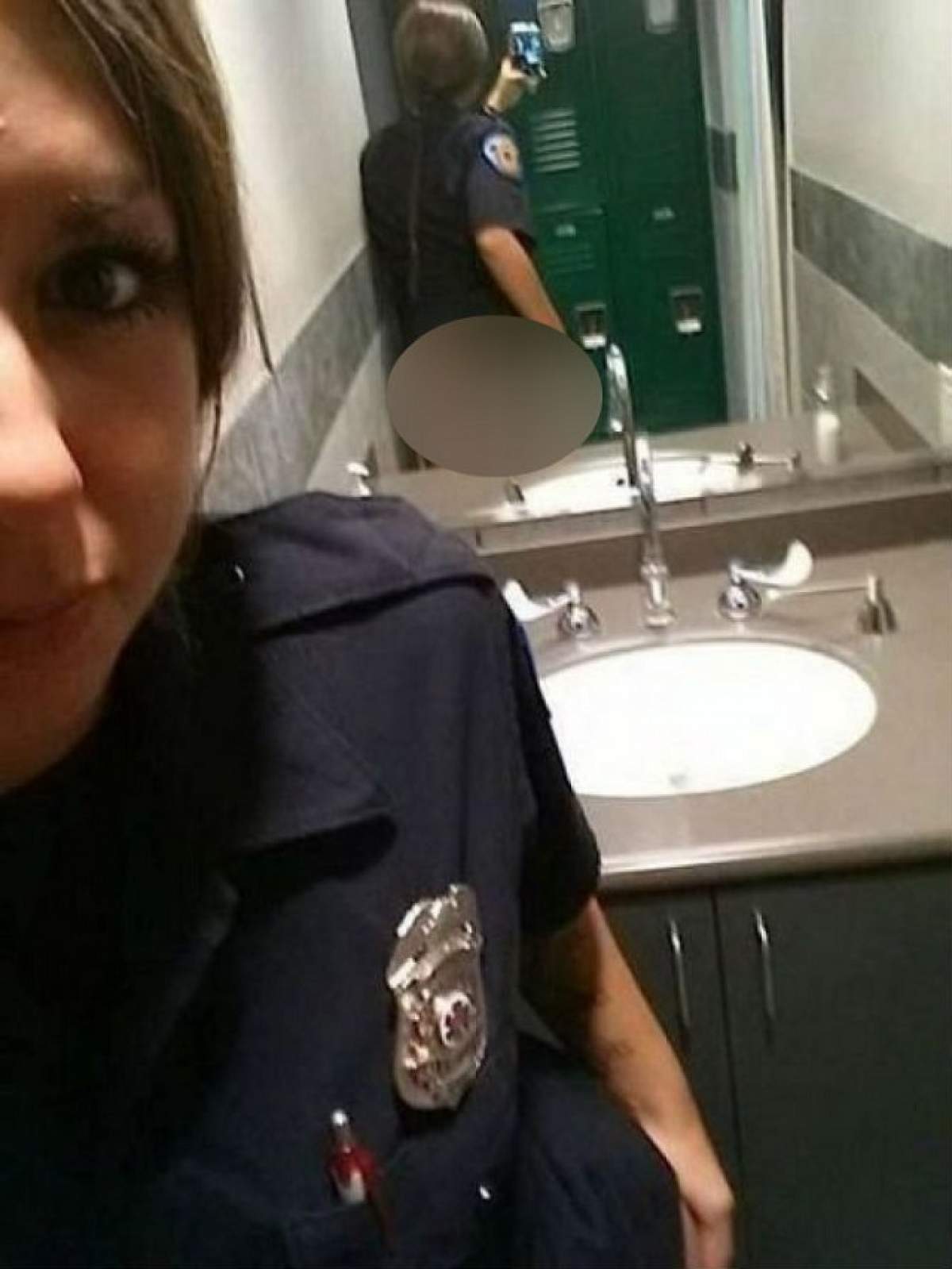 Poliţista asta şi-a făcut un "selfie", dar ce s-a văzut în oglinda din spate "i-ar putea semna" demisia!