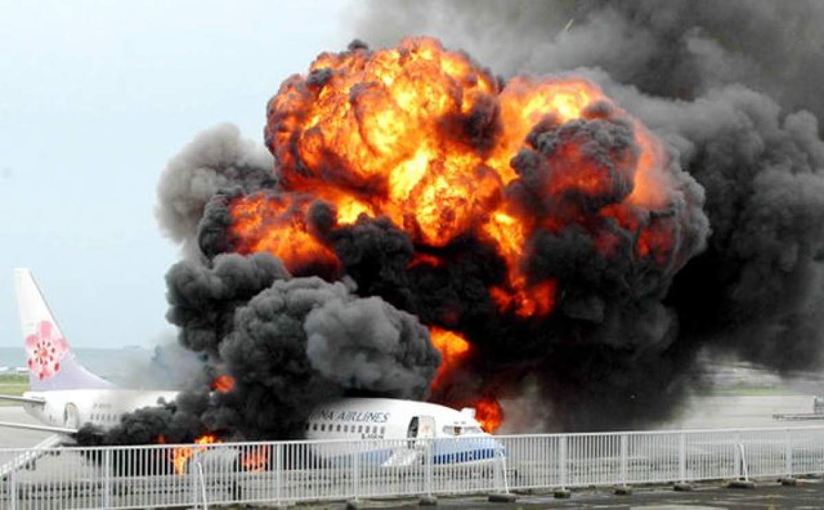 VIDEO Pasagerii unui avion au văzut moartea cu ochii! Uite motorul în flăcări şi oamenii panicaţi