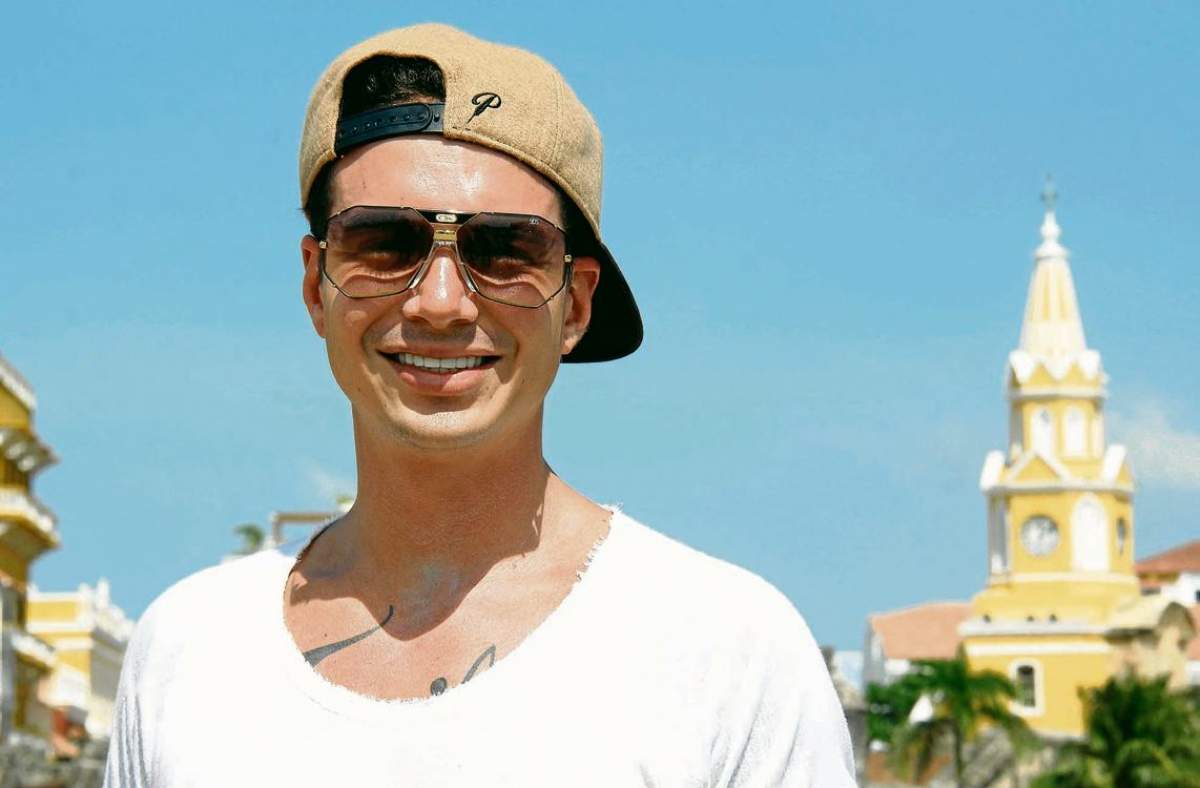 Balvin a venit în România şi toate femeile au sărit pe el. Uite ce dive de pe la noi  l-au acostat