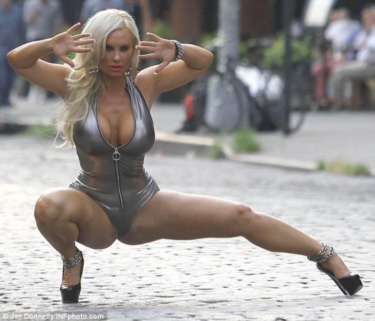 Aşa stăpână, aşa animal! Câinele lui Coco Austin a încercat să-i copieze poziţia din cel mai recent pictorial! Ce zici, i-a ieşit?