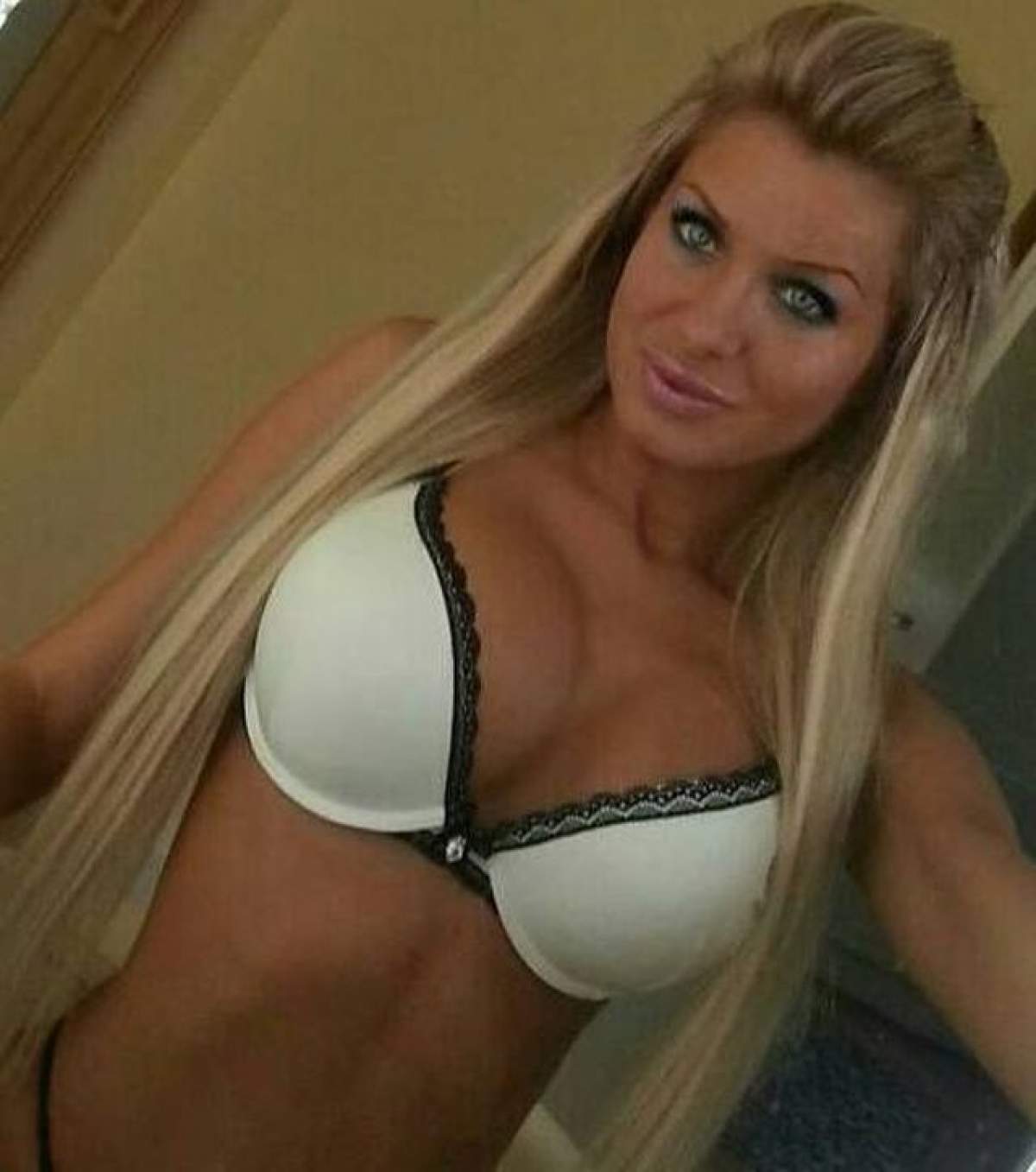 Cassandra, imagine de infarct pe Facebook! Îmbrăcată sumar, blondina şi-a dus mâna în zona intimă şi a reuşit să încingă atmosfera