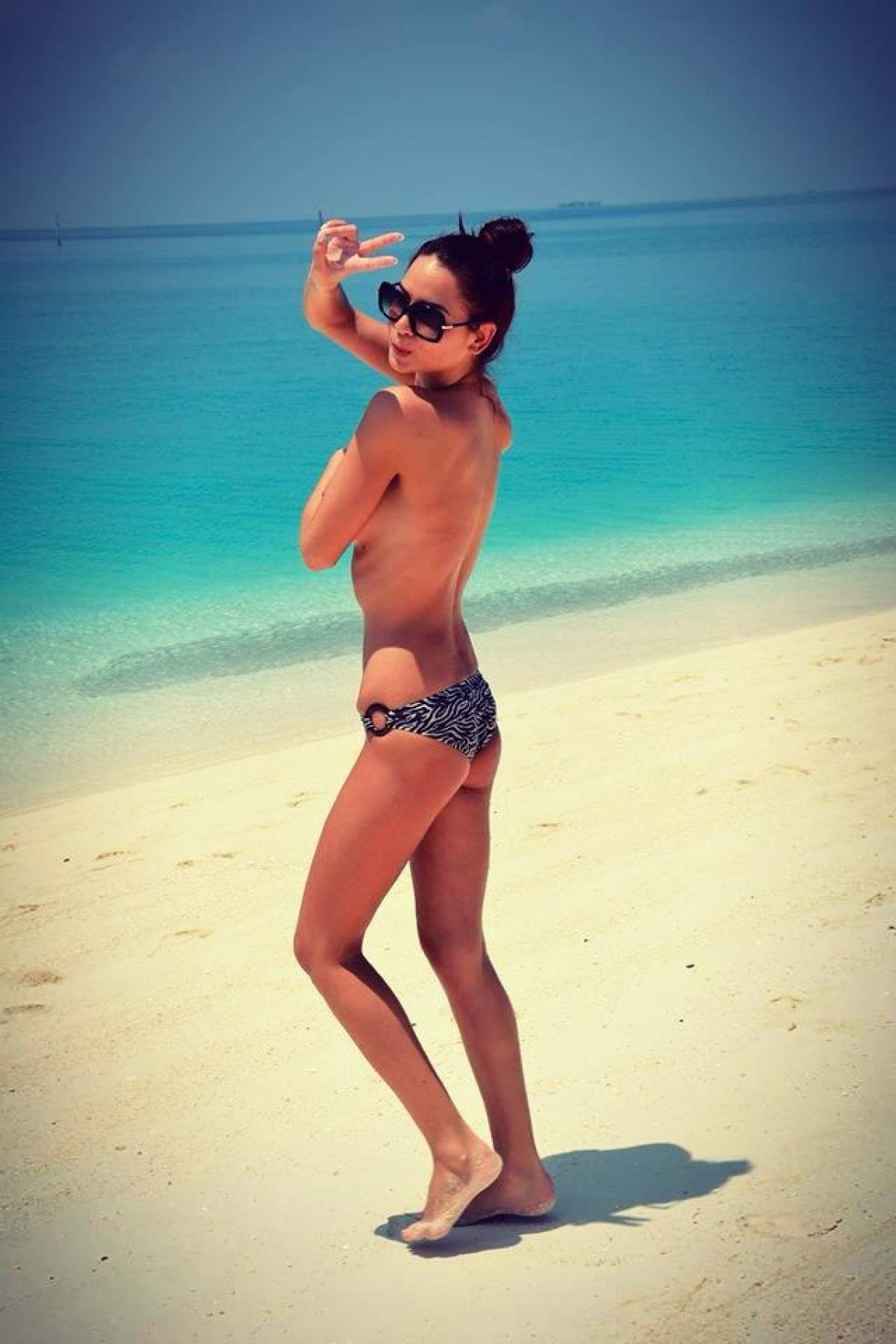 Paula Minginer arată tot pe o plajă din Maldive! Vei rămâne cu gura căscată când îi vei vedea sânii apetisanţi!