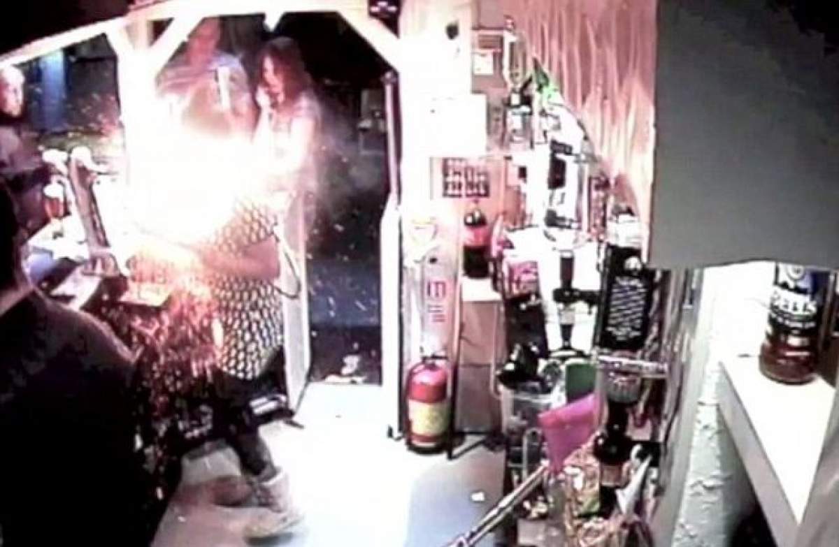 Imagini şocante! O tânără ia foc după ce o ţigară elecronică îi explodează în faţă