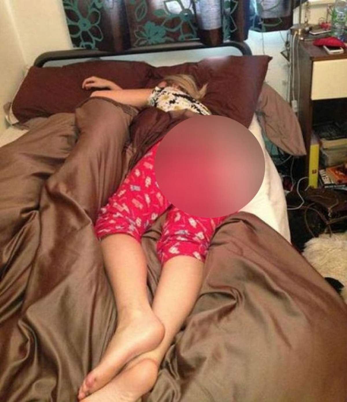 A adormit buştean şi nu a realizat că are pijamalele rupte în fund! "Priveliştea" pe care a oferit-o e greu de uitat!