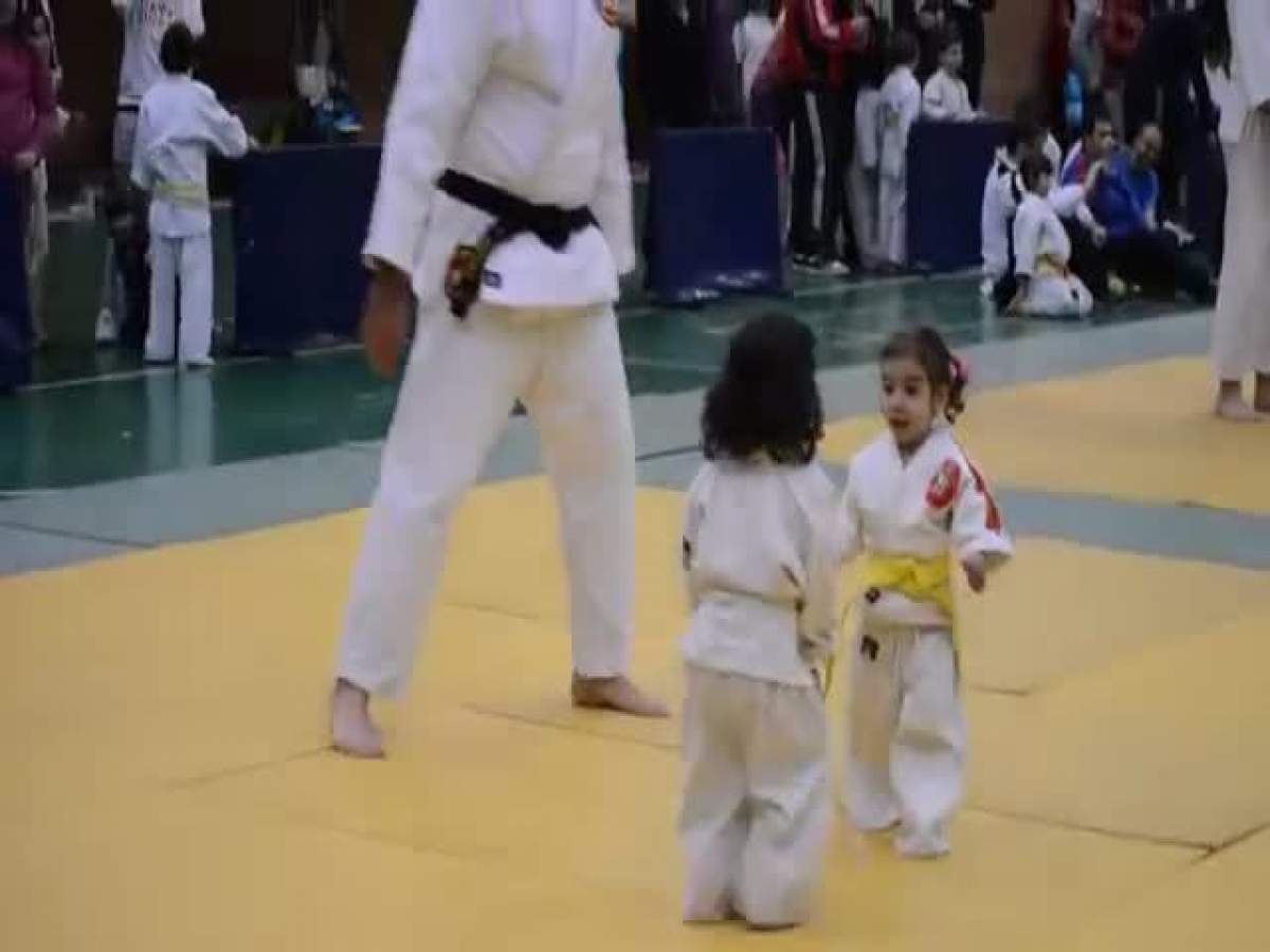 VIDEO  E pur şi simplu ADORABIL! Cum reacţionează două fetiţe la primul lor meci de judo
