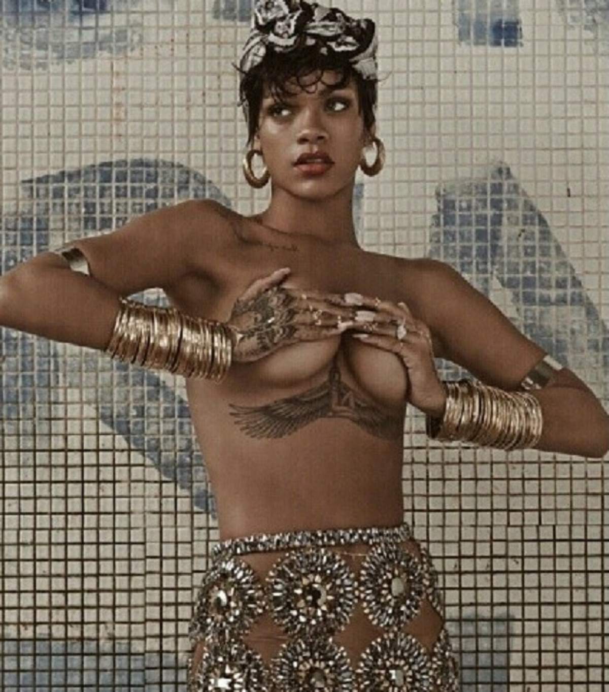 Rihanna, cu sfârcurile la vedere pe coperta unei reviste! Ia uite cât de transpirată este bruneta