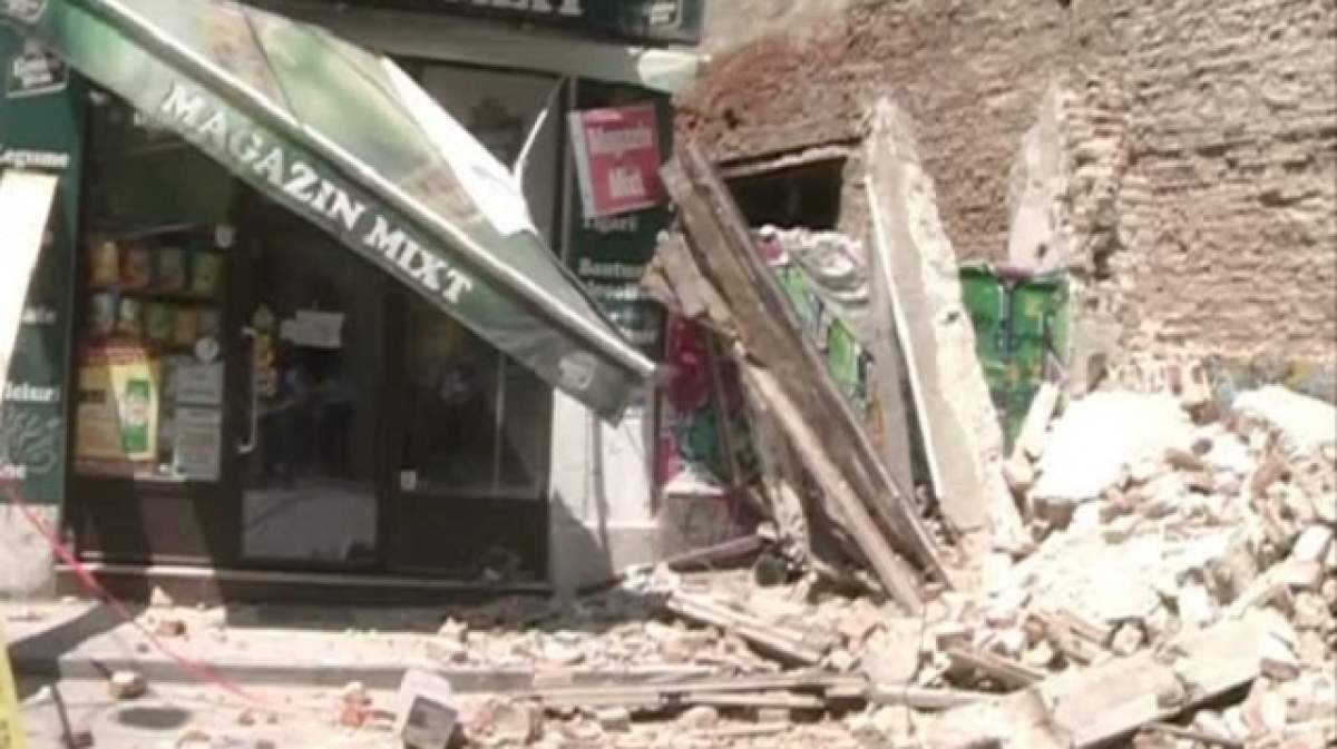 Pericol de moarte în Bucureşti! Zidul unei clădiri s-a PRĂBUŞIT peste stradă, în centrul oraşului