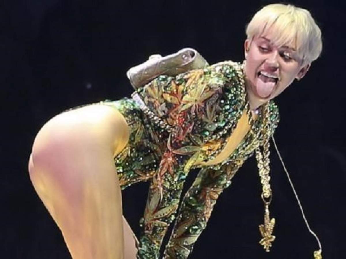 VIDEO Miley Cyrus, show porno în Londra! A pupat un penis în faţa a sute de oameni
