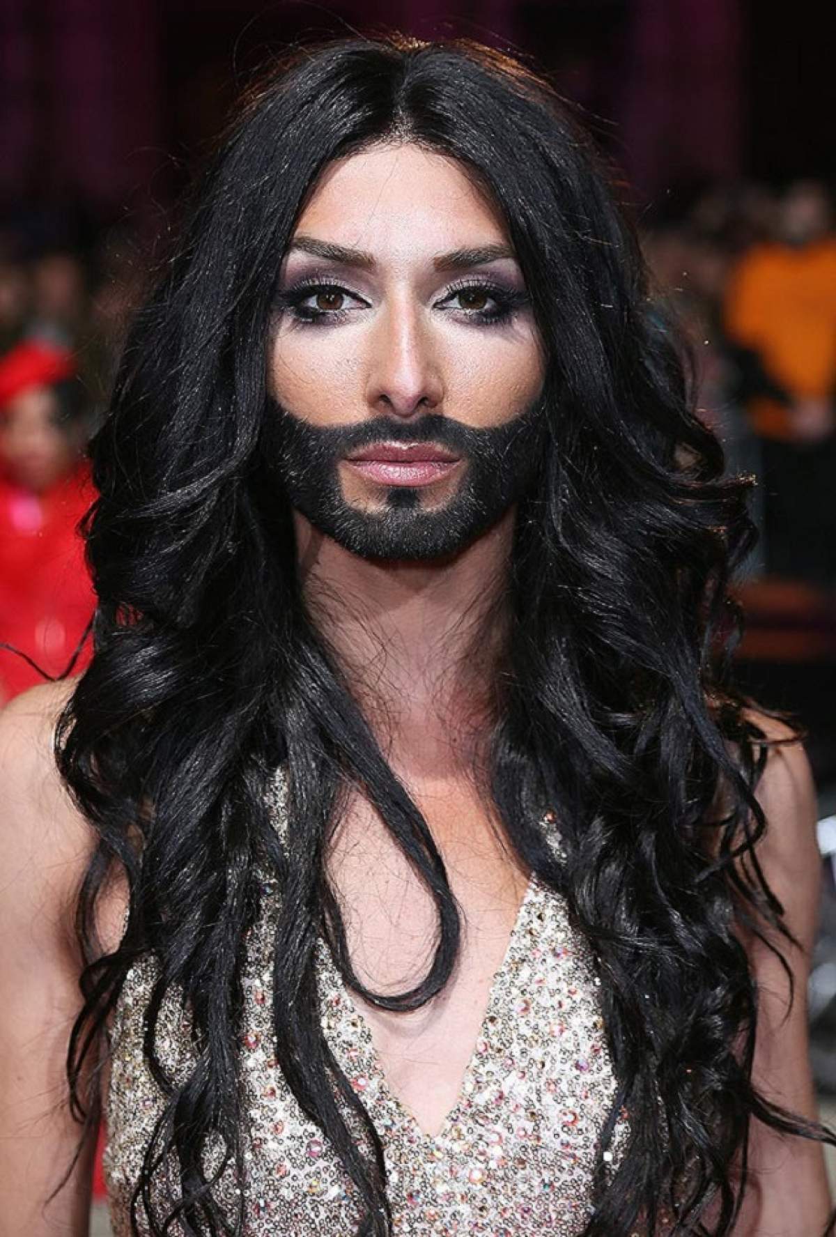 VIDEO Conchita Wurst, luată la mişto de către un artist român. Ia uite cum s-a deghizat şi cum îi cântă piesa