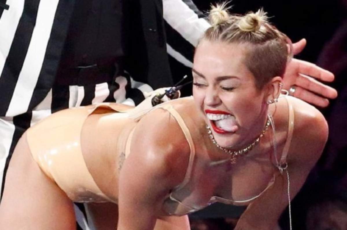 IMAGINI 18+ Miley Cyrus a făcut sex oral în faţa fanilor!