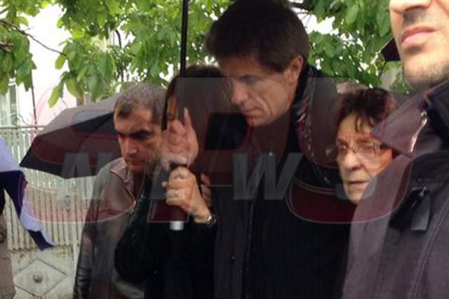 Gică Popescu şi-a înmormântat tatăl! Este distrus de durere şi o ţine pe mama lui în braţe