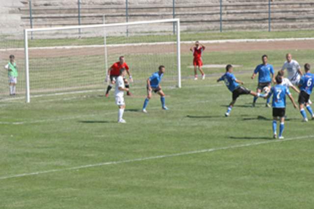 Portăreii le execută...porţile de fotbal! Vezi ce club a fost scos la vânzare pe bucăţi!