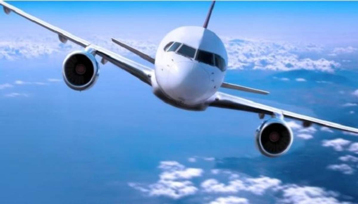 Panică la bordul unui avion. La jumătatea drumului, o bucată dintr-o aripă s-a rupt