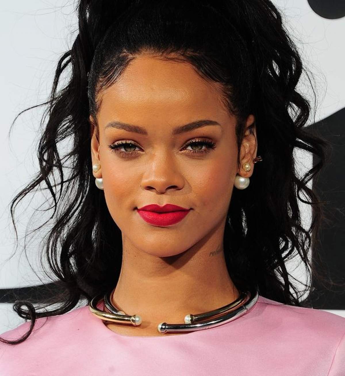 VIDEO HOT Rihanna şi-a arătat sânii la un meci de baschet! Cum au reacţionat jucătorii când au văzut-o