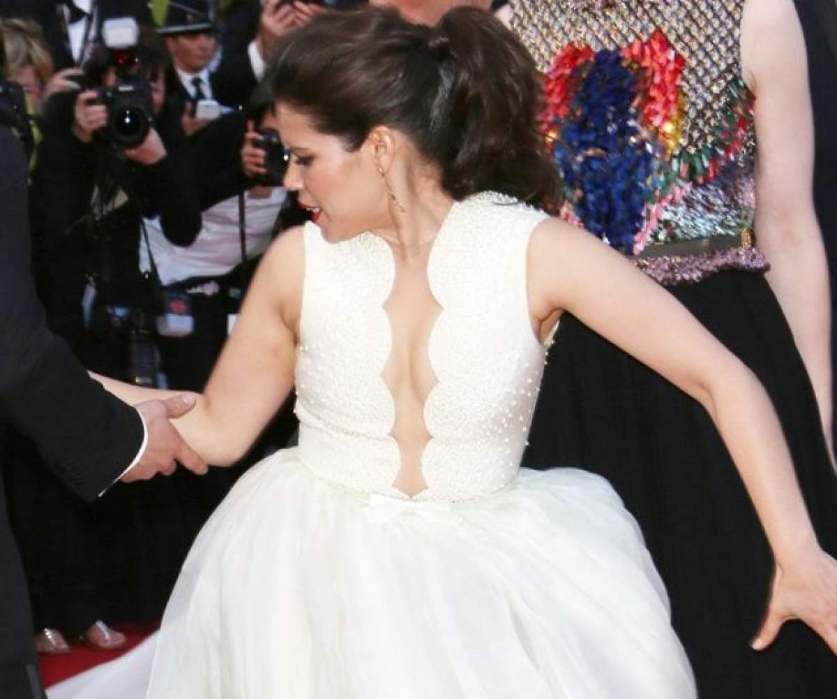 Foto&VIDEO Scandal la Cannes! Actriţa din "Betty cea urâtă", "violată" pe covorul roşu