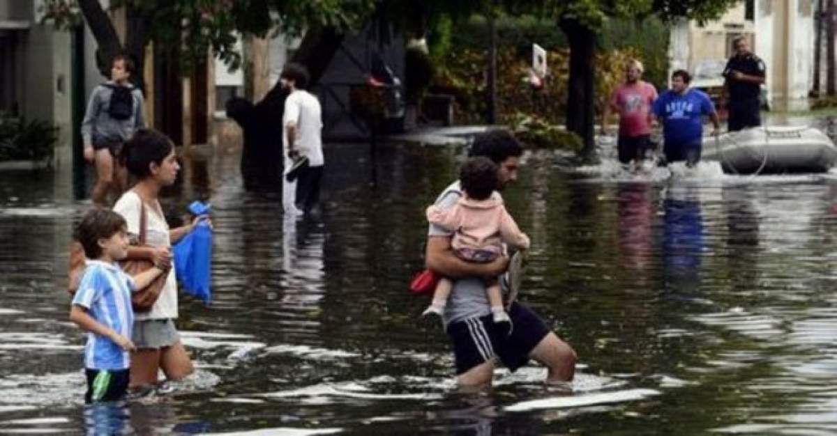 E PRĂPĂD! Cel puţin 30 de persoane au murit, în urma inundaţiilor!