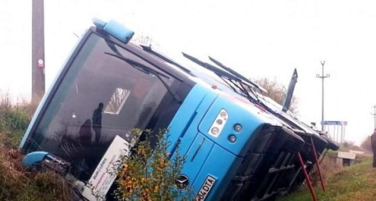 Un autocar plin de pasageri s-a răsturnat pe drumul dintre Braşov şi Râşnov