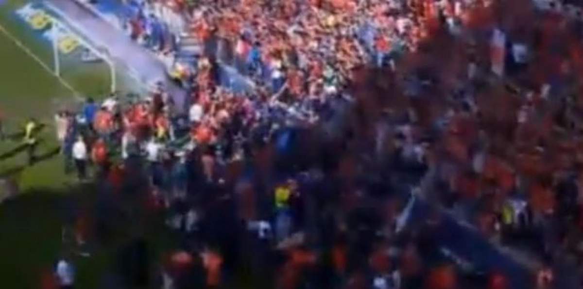 VIDEO Imagini şocante din timpul unui meci de fotbal. Gardul de protecţie s-a rupt şi  iadul s-a dezlănţuit