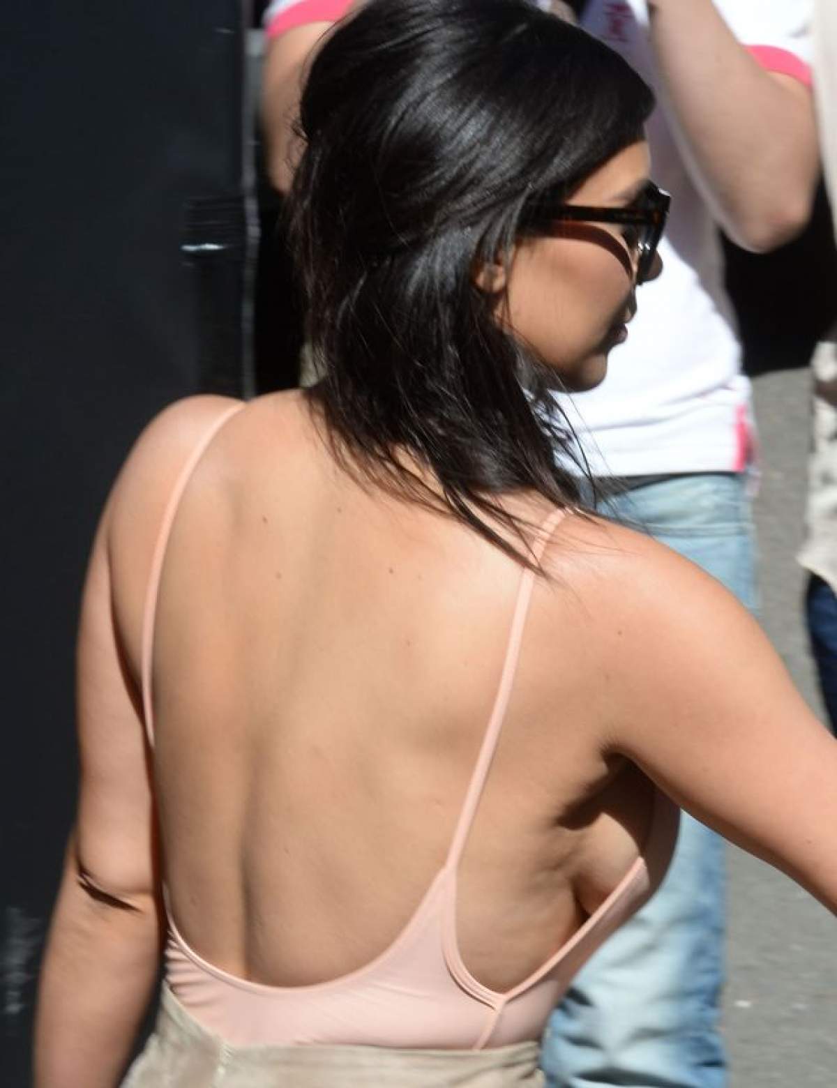 Cea mai îngrozitoare apariţie! Kim Kardashian, cu celulită pe sâni şi pieile lăsate