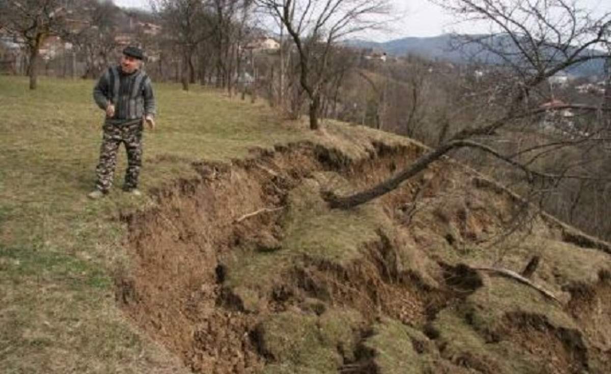 Tragedie pentru o familie din Lupeni! Au văzut cum pământul le-a "înghiţit" o bună parte din gospodărie!