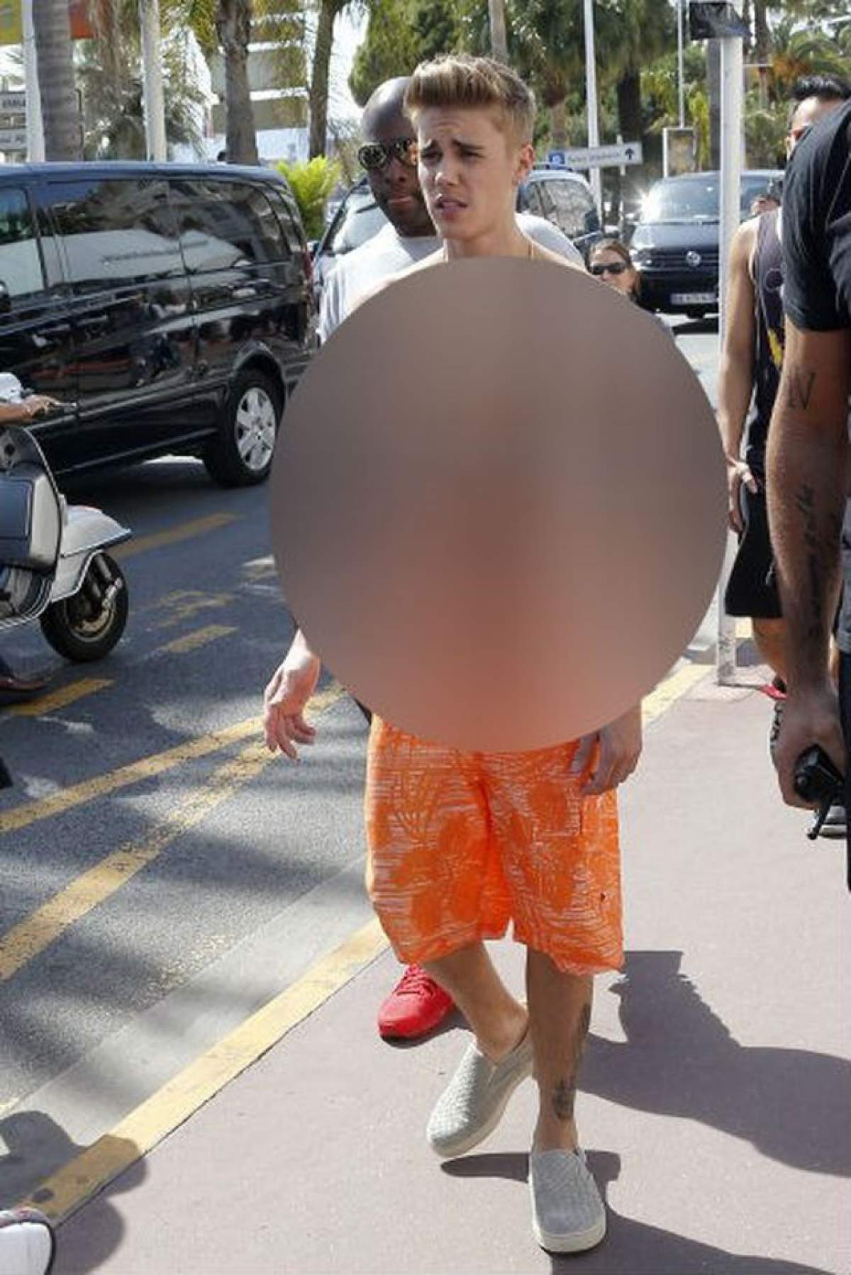 Apariţie şocantă la Cannes! Justien Bieber, la bustul gol şi cu tatuajele la vedere