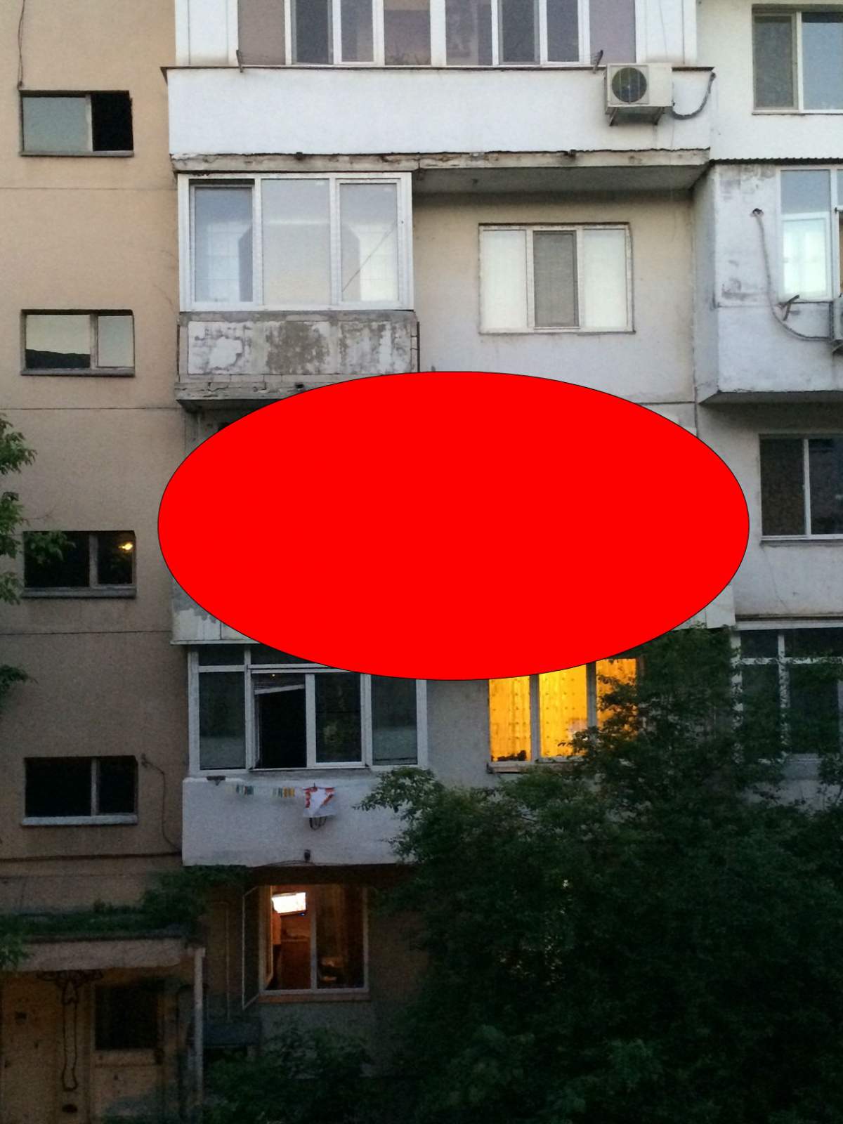 Dacă ai fi vecin cu omul ăsta, te-ai speria rău de tot! Uite în ce hal şi-a "reabilitat" balconul un bucureştean