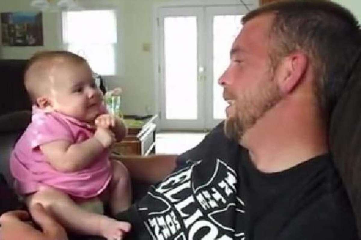 VIDEO ADORABIL O fetiţă de DOUĂ LUNI îi spune "Te iubesc" tatălui