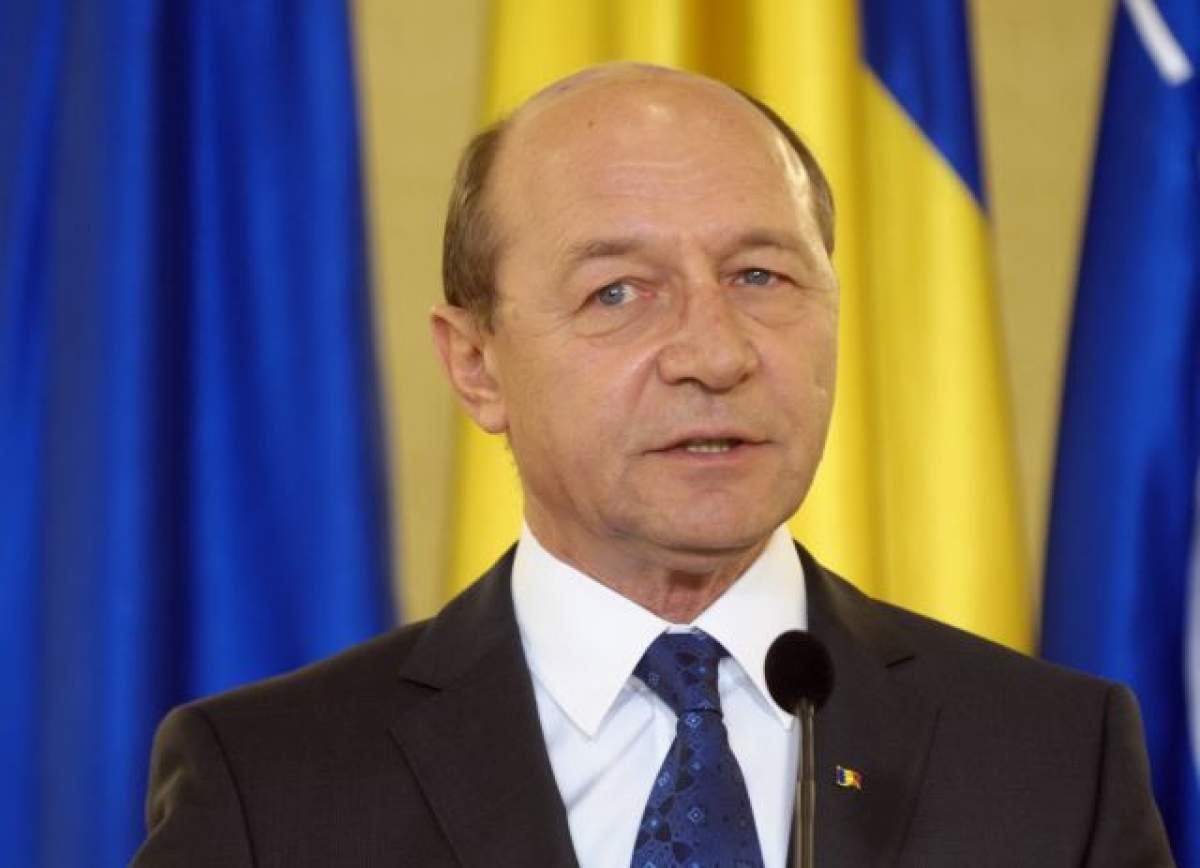 INCIDENT INCREDIBIL! Traian Băsescu a fost scuipat de un protestatar