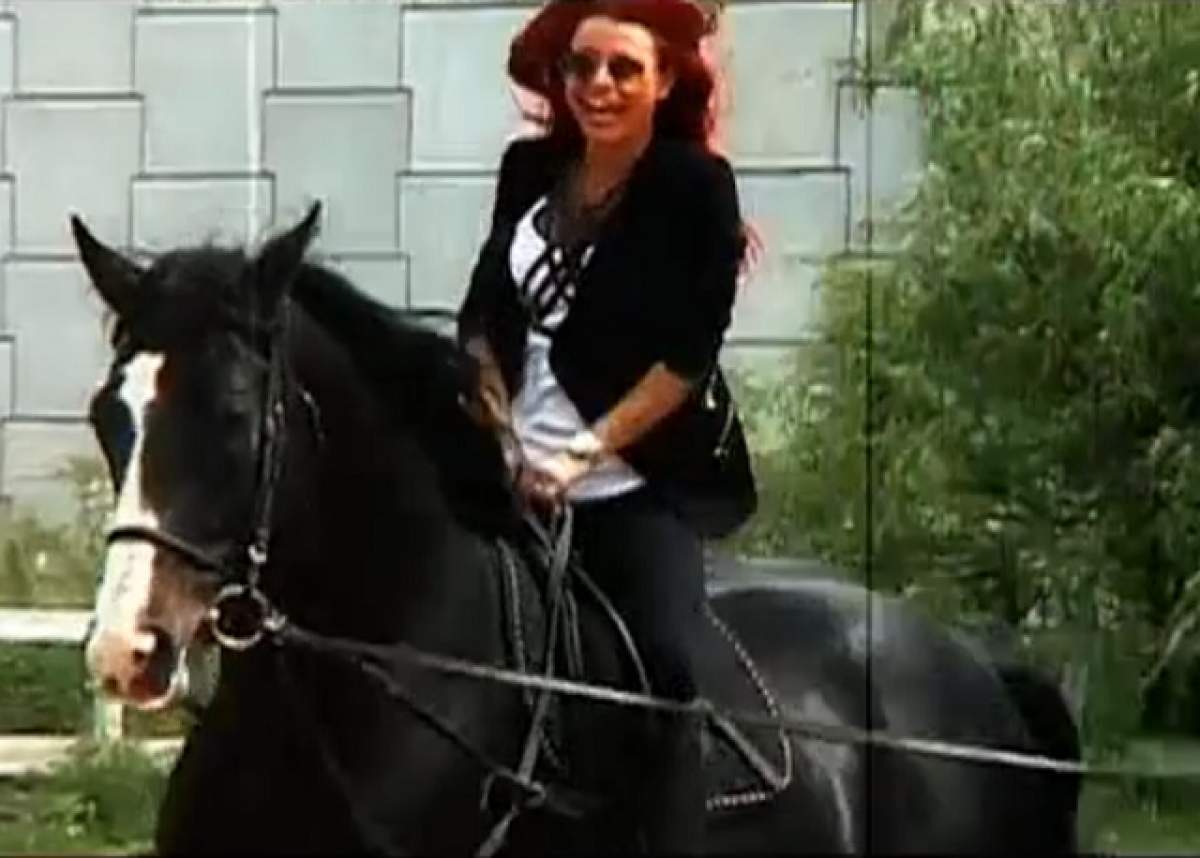 VIDEO Cât de sexy e Ana Mocanu călare pe cal! Uite-o pe roşcată într-o poziţie cum n-ai mai văzut