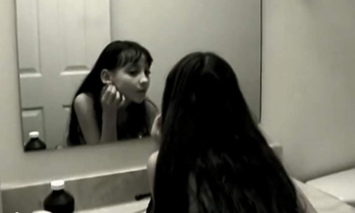 VIDEO Îţi îngheaţă sângele în vene! Ce i-a apărut acestei fetiţe în oglindă e atât de HORROR, încât a rămas marcată pe viaţă