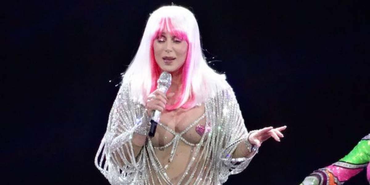 FOTO "Regina operaţiilor estetice" şochează! Cher a urcat aproape goală pe scenă!