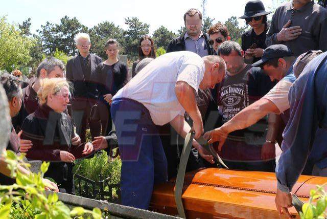 VIDEO Îngrozitor! Ce s-a întâmplat la înmormântarea tatălui Andreei Popescu când au vrut să bage sicriul în groapă! Vedeta nu a putut să se uite: "Băi, băi..."