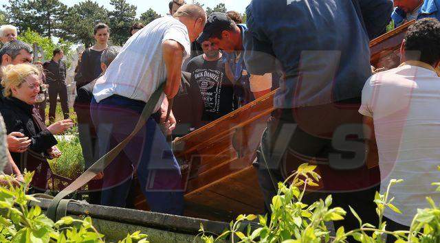 VIDEO Îngrozitor! Ce s-a întâmplat la înmormântarea tatălui Andreei Popescu când au vrut să bage sicriul în groapă! Vedeta nu a putut să se uite: "Băi, băi..."