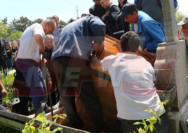 VIDEO Îngrozitor! Ce s-a întâmplat la înmormântarea tatălui Andreei Popescu când au vrut să bage sicriul în groapă! Vedeta nu a putut să se uite: "Băi, băi..."