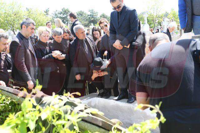 VIDEO Îngrozitor! Ce s-a întâmplat la înmormântarea tatălui Andreei Popescu când au vrut să bage sicriul în groapă! Vedeta nu a putut să se uite: "Băi, băi..."