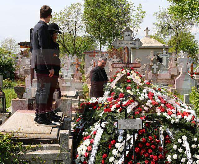 VIDEO Îngrozitor! Ce s-a întâmplat la înmormântarea tatălui Andreei Popescu când au vrut să bage sicriul în groapă! Vedeta nu a putut să se uite: "Băi, băi..."