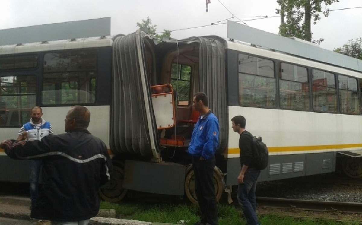 Un tramvai din Capitală s-a rupt şi a deraiat! Circulaţia a fost blocată aproape 2 ore