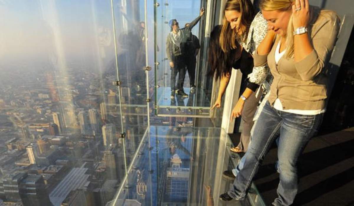 VIDEO Teroare la etajul 103 al unei clădiri din Chicago! Sticla s-a crăpat sub picioarele turiştilor!