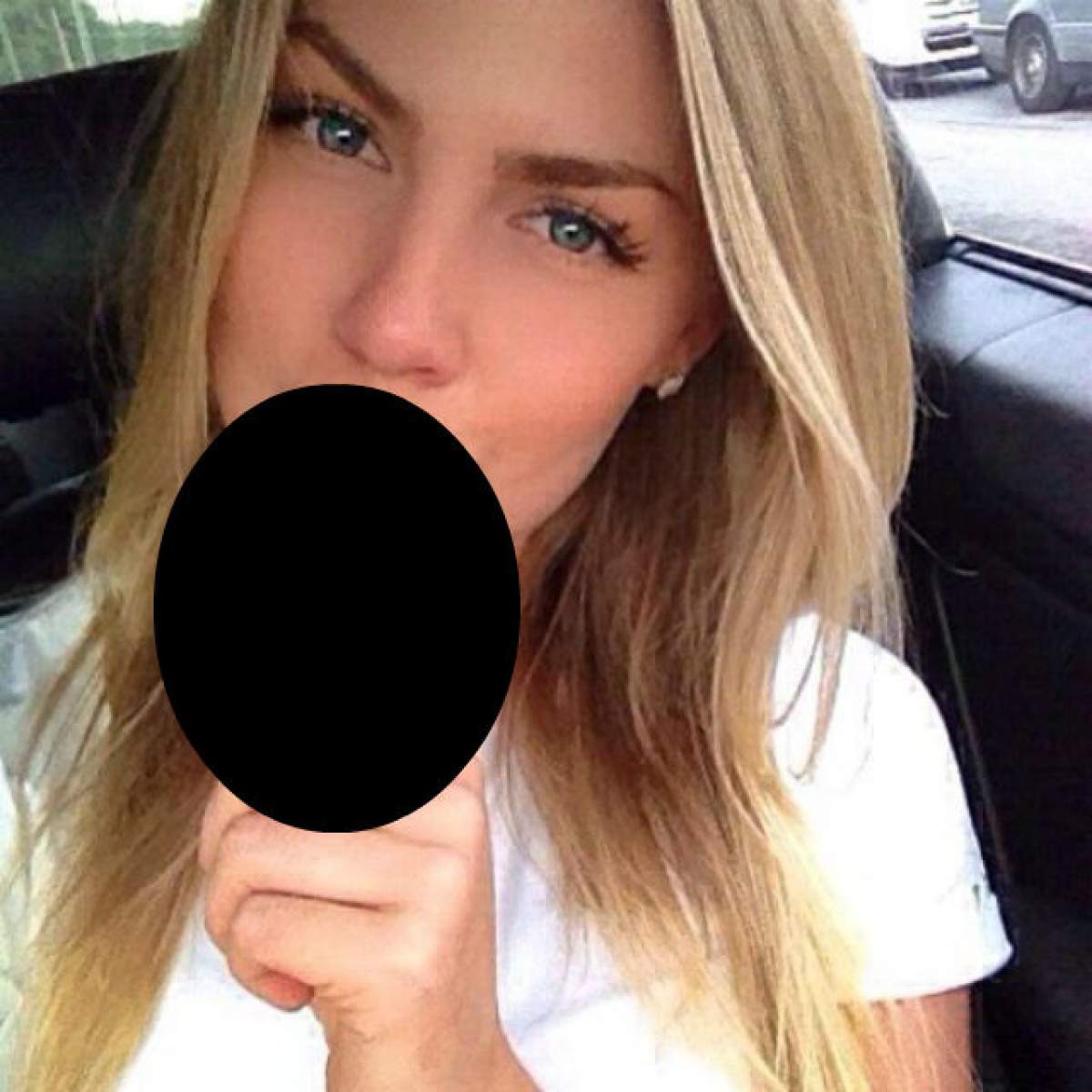 Tipa asta le-a stârnit rău imaginaţia bărbaţilor! Uite cu ce gest lasciv gustă dintr-o acadea