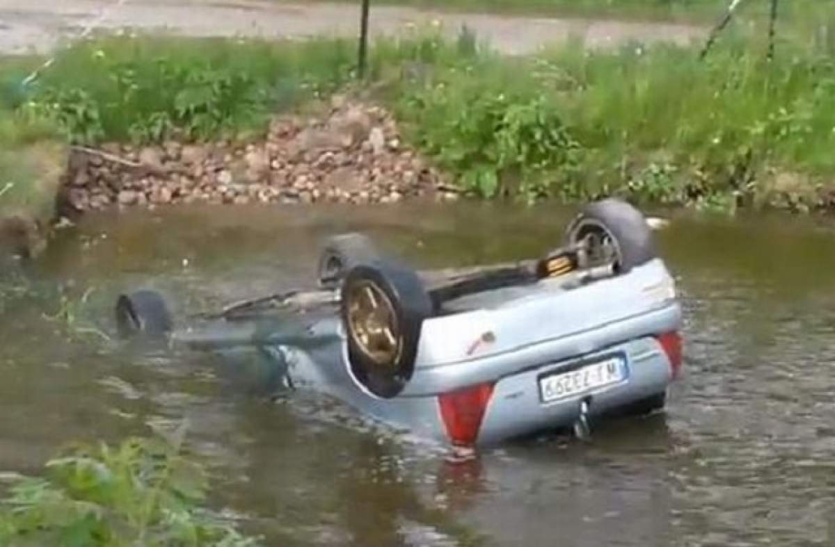 ACCIDENT CA-N FILME! S-a întâmplat în urmă cu puţine momente! Au plonjat cu maşina, în râu!