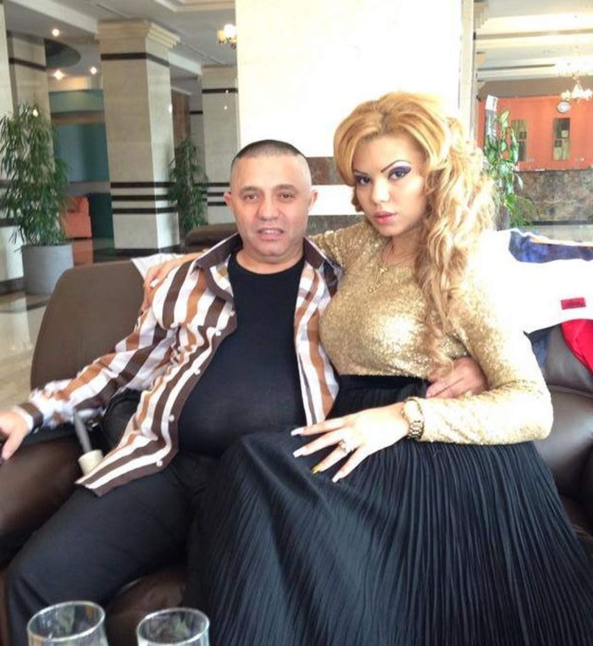 Aroganţă maximă! Beyonce de România, ţinută în puf de Nicolae Guţă! Uite ce evantai valoros are